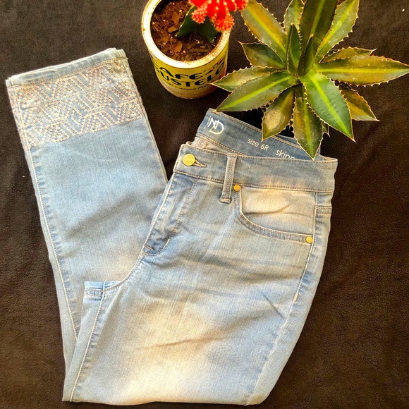 New Directions Skinny Capris - Picture 3 of 16